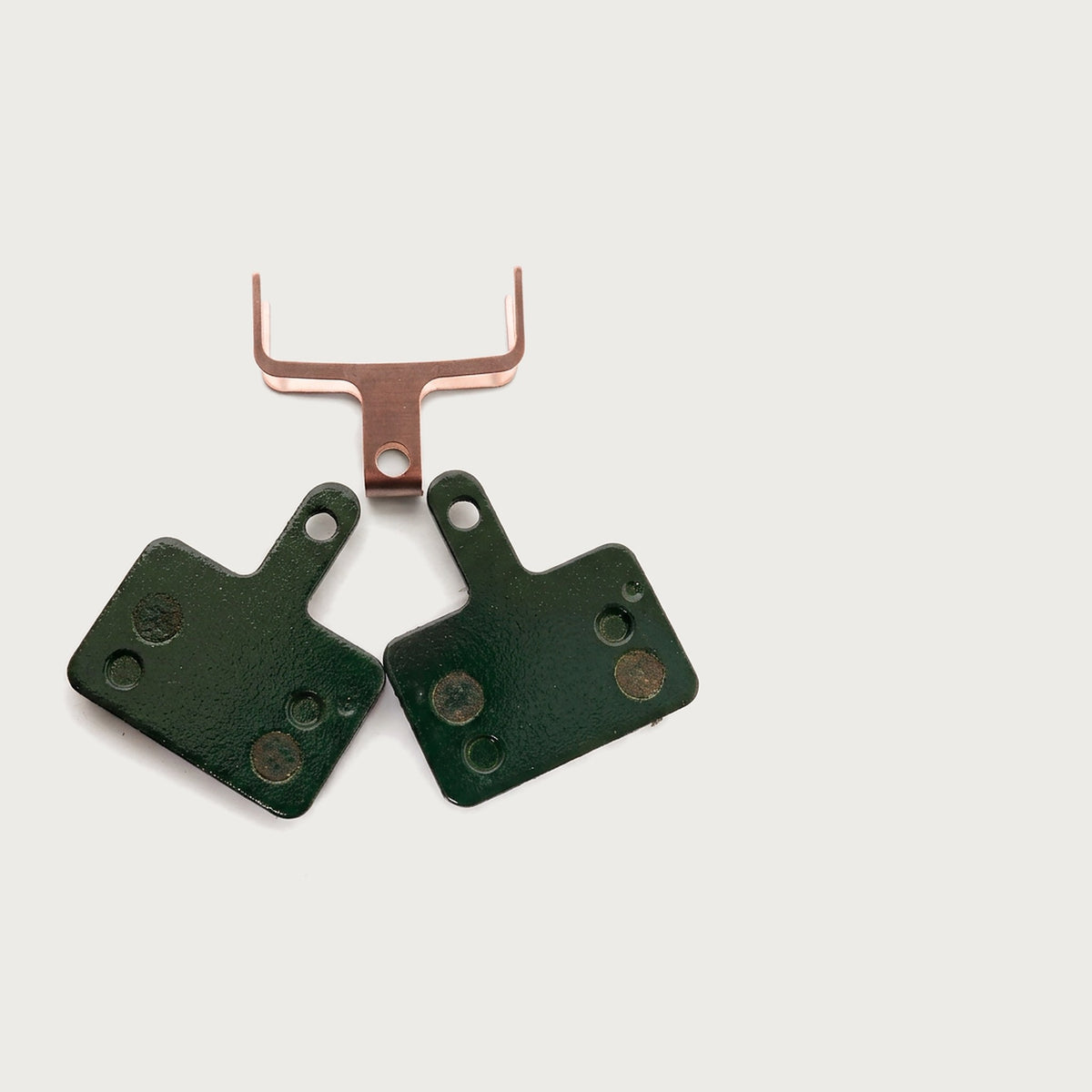 Pair of Tektro E10.11 resin disc brake pads with a spring clip